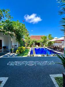 une image d'une piscine dans une maison dans l'établissement Pererenan nengah guest house, à Canggu