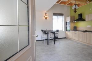 Kuchyň nebo kuchyňský kout v ubytování GITE neuf LUXE - Sauna Privé Extérieur