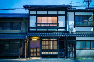 ein Gebäude mit einem Tor davor in der Unterkunft Shobu an Machiya House in Kyoto