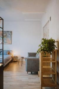 Giường trong phòng chung tại Garden House Apartments