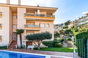 un bâtiment avec une piscine devant dans l'établissement Fener de Dalt 88 - apartamento con wifi y piscina, à Llançà