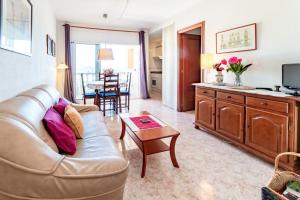 un salon avec un canapé et une table dans l'établissement Fener de Dalt 88 - apartamento con wifi y piscina, à Llançà