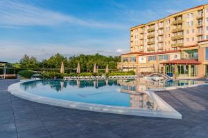 einem großen Pool vor einem Gebäude in der Unterkunft Hotel Karos Spa in Zalakaros