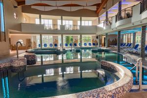 Bazén v ubytování Hotel Karos Spa nebo v jeho okolí