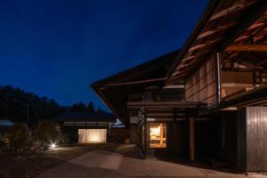 古民家宿コロク-Kominka Stay Koroku- في فوجيمي: منزل في الغابة في الليل