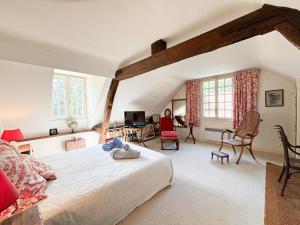 a bedroom with a bed and a desk and chairs at La Maison du Tilleul avec Piscine couverte chauffée in Saint-Sulpice-sur-Risle +23 photos