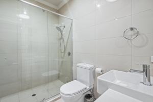 Koupelna v ubytování Coastal Parkside - Glenelg North - C21 SouthCoast Holidays