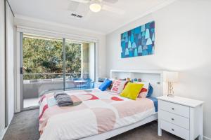 Postel nebo postele na pokoji v ubytování Coastal Parkside - Glenelg North - C21 SouthCoast Holidays