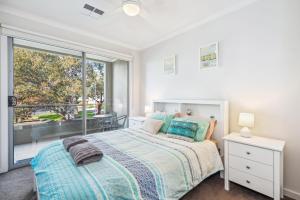 Postel nebo postele na pokoji v ubytování Coastal Parkside - Glenelg North - C21 SouthCoast Holidays + 3 fotografie