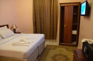 Ein Bett oder Betten in einem Zimmer der Unterkunft Rakhaa Al Deafah Hotel