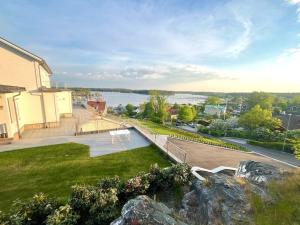 a house with a view of the water at Mysigt sommarhus med havsutsikt och bastu in Vaxholm