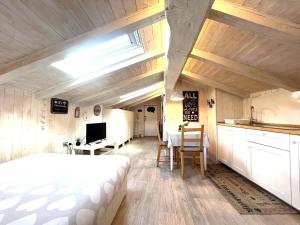 Kuchyňa alebo kuchynka v ubytovaní Il piccolo Loft nel cuore antico di Aosta - You & Me case vacanza