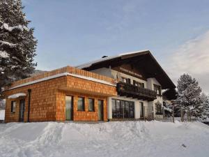 ein großes Gebäude mit Schnee davor in der Unterkunft Haus Susanne in Radstadt