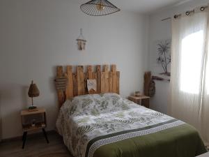 sypialnia z łóżkiem z drewnianym zagłówkiem w obiekcie Magnifique villa de charme avec piscine w mieście Draguignan +37 zdjęć
