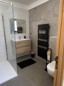 Kúpeľňa v ubytovaní Logement neuf-Ghisonaccia centre, à 5min de la Mer