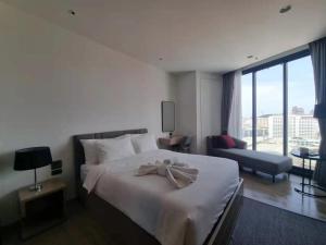 Cama ou camas em um quarto em Edge芭提雅豪华公寓 单卧室套房 海滩商场步行几分钟