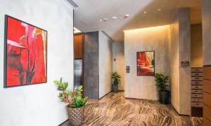 Uma TV ou centro de entretenimento em Edge芭提雅豪华公寓 单卧室套房 海滩商场步行几分钟