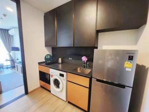 A cozinha ou cozinha compacta de Edge芭提雅豪华公寓 单卧室套房 海滩商场步行几分钟