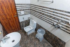 Kylpyhuone majoituspaikassa Shivjot hotel
