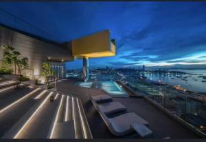 A piscina localizada em Edge芭提雅豪华公寓 单卧室套房 海滩商场步行几分钟 ou nos arredores