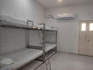 une chambre avec deux lits superposés et une échelle dans l'établissement Giri Ashraya, à Govardhan 40 autres photos