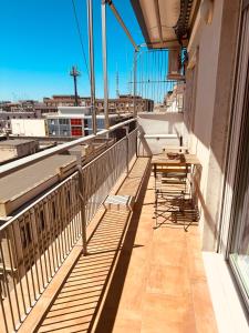 un balcone con tavolo e sedie su un edificio di Guest Corso Italia a Bari