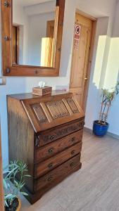 un comò in legno con uno specchio sopra di Transylvania Mountain Chalet a Bran Altre 53 foto