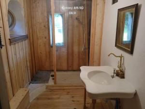 a bathroom with a sink and a shower at Charme en pleine nature in Thauron
