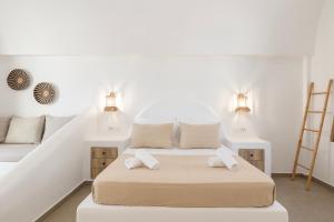 Postel nebo postele na pokoji v ubytování Commercio Suites Santorini