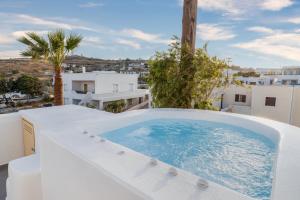 Bazén v ubytování Commercio Suites Santorini nebo v jeho okolí