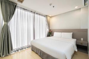 BÁC SĨ NGÔ TÍCH LINH TRAO ĐỔI KỸ LƯỠNG VỚI NGƯỜI NHÀ BỆNH NHÂN