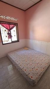 Ένα ή περισσότερα κρεβάτια σε δωμάτιο στο Farah Homestay