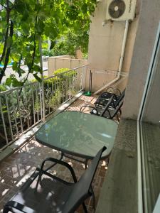 un tavolo verde e sedie sul balcone di Апартамент на солнечном берегу a Sunny Beach