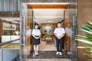 Μέλη του προσωπικού του Lucky Star Hotel Nguyen Trai Q5