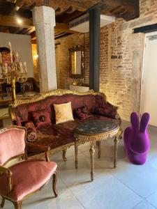 un soggiorno con divano e tavolo di Locanda Cà Del Console a Venezia