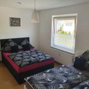 Postel nebo postele na pokoji v ubytování Ferienwohnung Alpen Sunshine Füssen