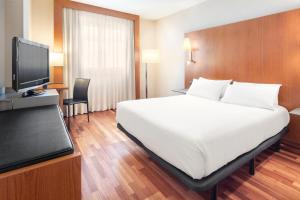 A bed or beds in a room at B&B Hotel Ciudad de Lleida