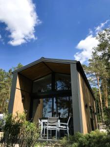 a small cabin with a table and chairs in it at Ferienhaus am Briesensee in Briesensee +10 photos