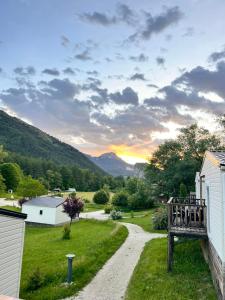 a path leading to a house with a mountain in the background at Camping White Rock in Castellane
