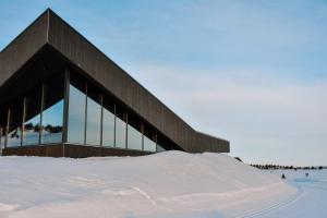 um edifício com uma pilha de neve à sua frente em Pellestova Hotell Hafjell em Hafjell