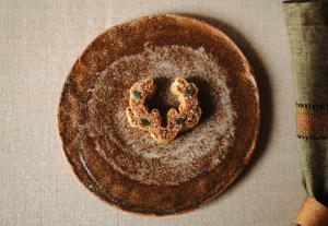 um prato castanho com um donut em cima em Pellestova Hotell Hafjell em Hafjell