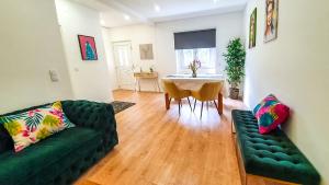 リスボンにあるGreen Charm House Lisbonのソファとテーブルのあるリビングルーム