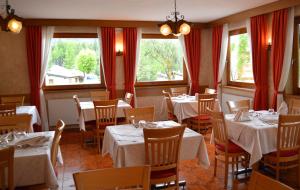 A restaurant or other place to eat at Hotel Stella Alpina