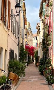 a bike parked on the side of a street at Les Petits Volets 3 appartements au choix in Antibes