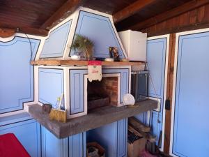 ein Spielhaus mit Kamin in einem Zimmer in der Unterkunft Kъща за гости Демария in Kopriwschtiza