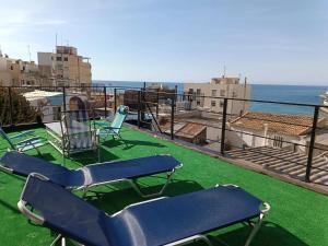Un balcón con sillas y vista al mar. en Comfortable house with sea view in Alicante + Garden, en Alicante