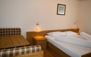 A bed or beds in a room at Hotel Stella Alpina