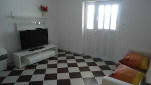 TV a/nebo společenská místnost v ubytování Apartments Tomi