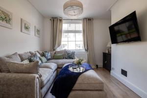 チェスターにあるNo20 Chester Racecourseのソファとテレビのあるリビングルーム