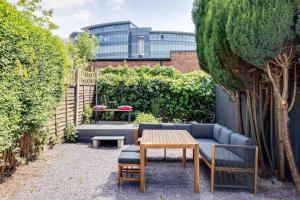 チェスターにあるNo20 Chester Racecourseのパティオ(ソファ、テーブル、椅子付)